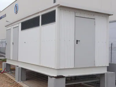 Προκατασκευασμένος ηλεκτρικός οικίσκος με περσίδες αερισμού, σε βάσεις από σκυρόδεμα