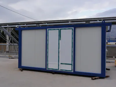 Προκατασκευασμένος οικίσκος τύπου container με μπλε μεταλλικό πλαίσιο και δίφυλλη πόρτα