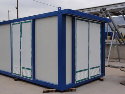 Οικίσκος τύπου container με μπλε πλαίσιο και δύο δίφυλλες πόρτες, σε αύλειο χώρο