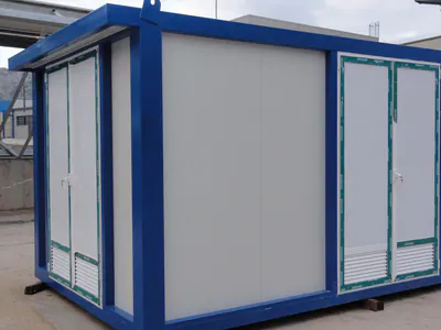 Γωνιακή όψη οικίσκου τύπου container με μπλε πλαίσιο και πόρτες με περσίδες