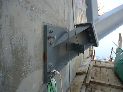 Bolted connection of a steel beam to a concrete wall