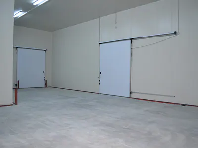 Cold store with sliding insulated doors