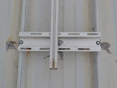 Βάση στήριξης από αλουμίνιο βιδωμένη στη λαμαρίνα της στέγης