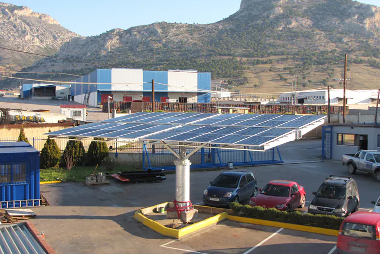 Ηλιακός ιχνηλάτης σε ιστό με φωτοβολταϊκά πάνελ, πάνω από χώρο στάθμευσης