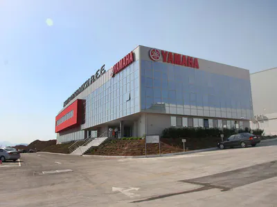 Office building with a glass facade and the Motodynamiki and Yamaha signs